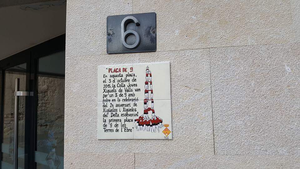Inaugurada la placa "Amposta plaça de 9"