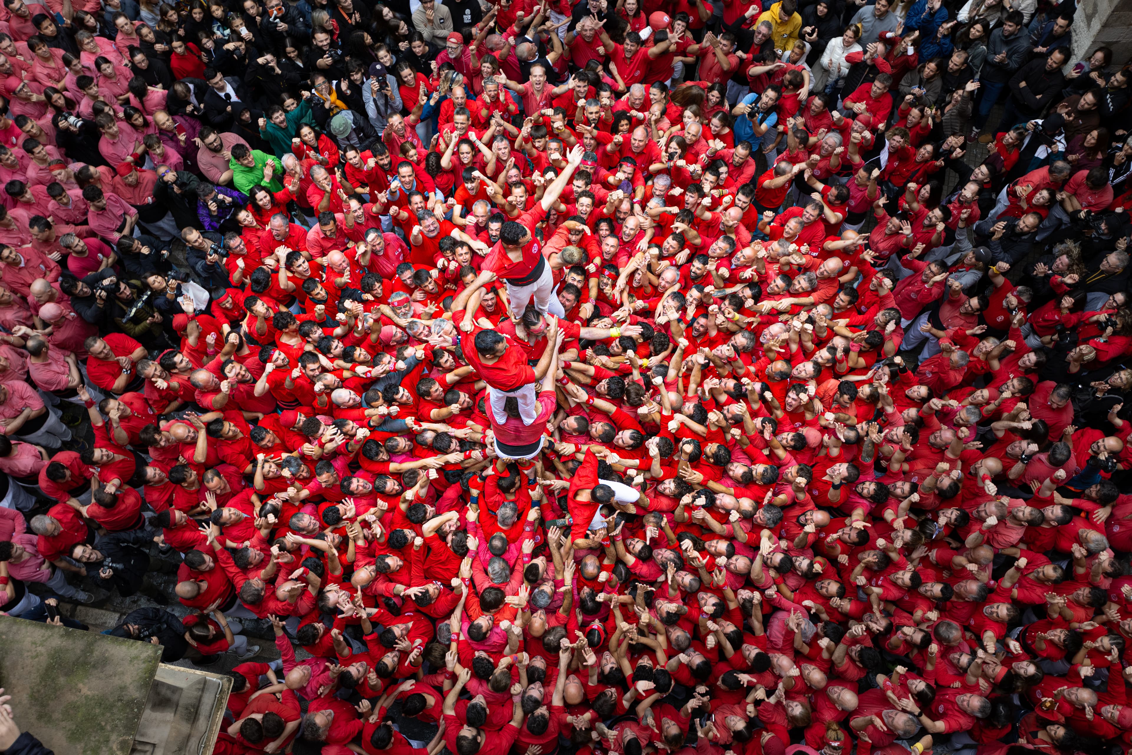 Castellers de la Colla Joves Xiquets de Valls fent un castell al Pati de Valls