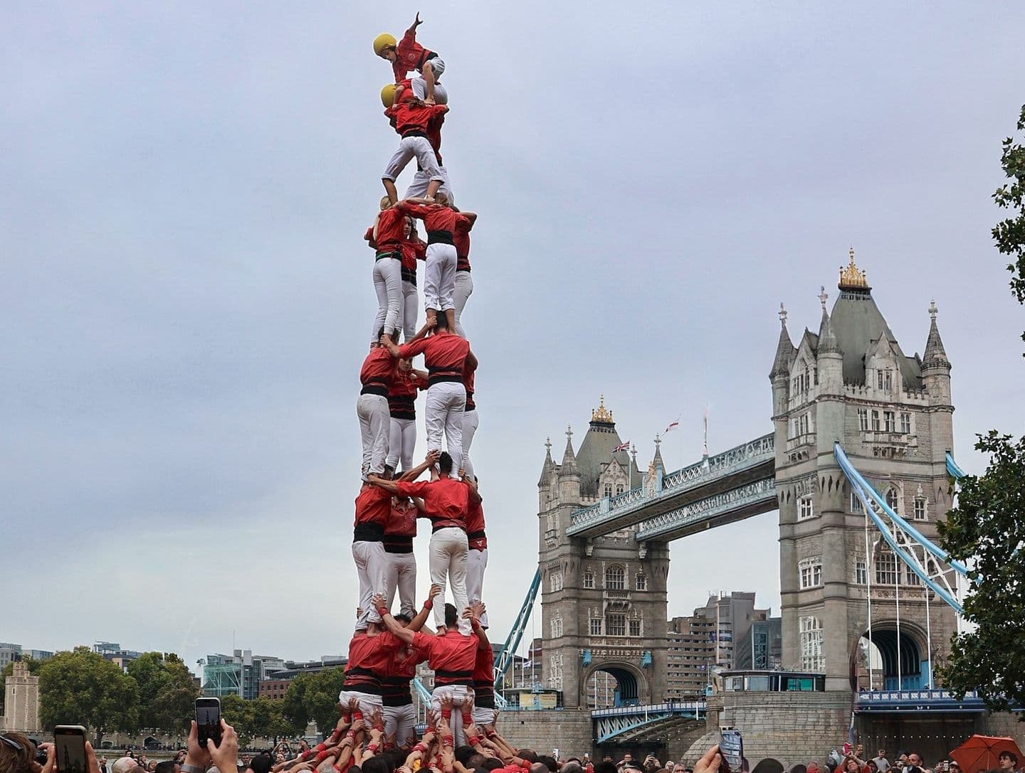 Quatre de vuit de la Joves davant del London Bridge